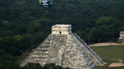 Avant le sommet de Cancun sur le climat, Greenpeace a lâché un ballon au-dessus du site précolombien de Chichen Itza (AFP / Luis Perez)