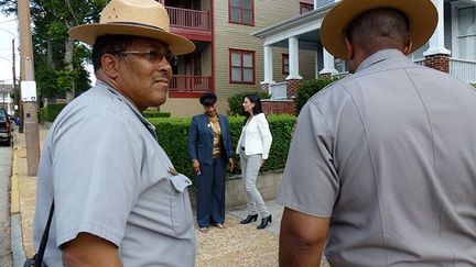 devant la maison de naissance de Martin Luther King, Marie Drucker rencontre sa fille, Bernice King, également pasteur comme l’était son père.

Très écoutée aux Etats-Unis, elle milite pour la défense de la communauté noire, toujours victime de racisme, dit-elle, malgré la présidence Obama et les messages de tolérance et de solidarité de son père, qui ont imprégné toute la société. (Stéphane Dubun)