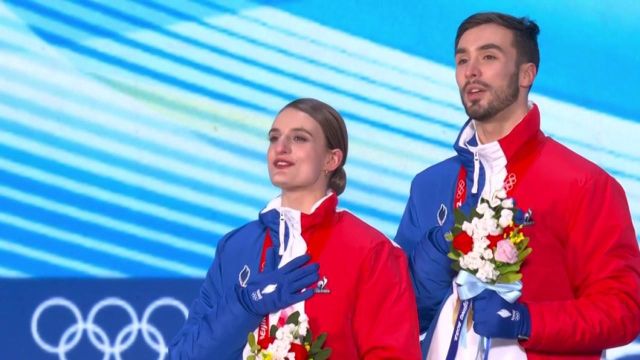 Médaillés d'argent aux derniers Jeux olympiques, Gabriella Papadakis et Guillaume Cizeron avaient à cœur de décrocher l'or à Pékin. En battant leurs propres records du monde sur le programme court mais également le programme libre, les deux Français ont été sacrés champions olympiques devant les Russes Victoria Sinitsina et Nikita Katsalapov. Il s'agit de la troisième Marseillaise pour la France.