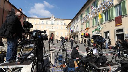 Des journalistes patientent devant l'entr&eacute;e du palais de Castel Gandolfo (Italie), la r&eacute;sidence d'&eacute;t&eacute; des papes o&ugrave; s&eacute;journera Beno&icirc;t XVI avant d'int&eacute;grer un monast&egrave;re, le 28 f&eacute;vrier 2013. (MAXPPP)