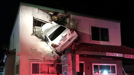 Une voiture encastrée dans un immeuble après un accident de la route, le 14 janvier 2018, à Santa Ana, en Californie (Etats-Unis). (OCFA PIO / REUTERS)