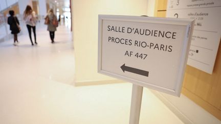 Le procès d'Airbus et d'Air France dans l'affaire du crash de l'avion Rio-Paris, au palais de justice de Paris, le 10 octobre 2022. (THOMAS SAMSON / AFP)