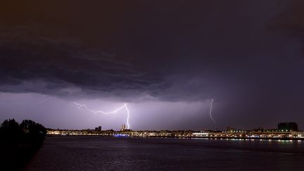 Un éclair lors d'un orage à Bordeaux, le 18 juin 2019 (illustration). (NICOLAS TUCAT / AFP)