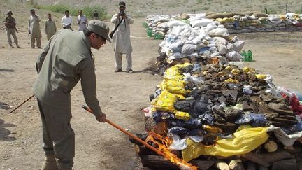 Pakistan le 26 juin 2014. Destruction de drogue par un militaire.
 (CITIZENSIDE/MUSARRAT ULLAH)