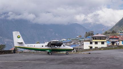 Un avion de la compagnie Tara Air à l'aéroport de Tenzing-Hillary au Népal, le 21 novembre 2014. (Photo d'illustration) (LOOP IMAGES / UNIVERSAL IMAGES GROUP EDITORIAL / GETTY IMAGES)