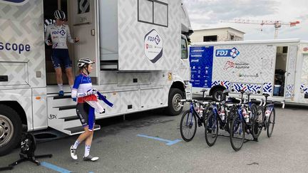 La championne de France Evita Muzic descend du bus de la FDJ-Nouvelle Aquitaine-Futuroscope avant le départ de la Course by le Tour, le 26 juin 2021 à Brest. (AH)