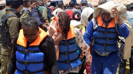 Migrants arrivant à Ben Gardane (Tunisie) en provenance de Libye le 10 juillet 2015. (FETHI NASRI / AFP)