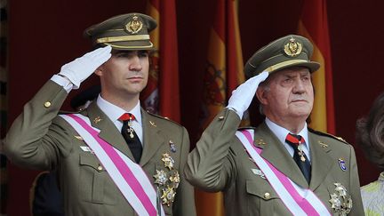 Le futur roi d'Espagne Felipe VI et son p&egrave;re, Juan Carlos, le 1er juin 2008 &agrave;&nbsp;Saragosse (Espagne).&nbsp; (PHILIPPE DESMAZES / AFP)