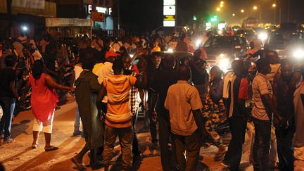 &nbsp; (Des manifestants réunis mercredi soir dans les rues de Ouagadougou © REUTERS - Joe Penney)