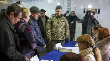 Le pr&eacute;sident ukrainien&nbsp;Petro Porochenko, en tenue de camouflage, &agrave; Kramatorsk (Ukraine) le 26 octobre 2014. (UKRAINIAN PRESIDENTIAL PRESS SERVICE / MIKHAIL PALINCHAK / AFP)