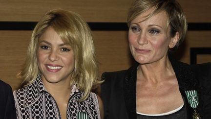 Shakira et Patricia Kaas décorées par Frédéric Mitterrand au Midem 2012
 (Lionel Cironneau/AP/SIPA)