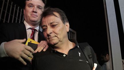 Cesare Battisti, devant son avocat Igor Sant'anna Tamasauskas, quitte les locaux de la police fédérale de São Paulo, le 13 mars 2015
 (Reginaldo Castro / AFP)