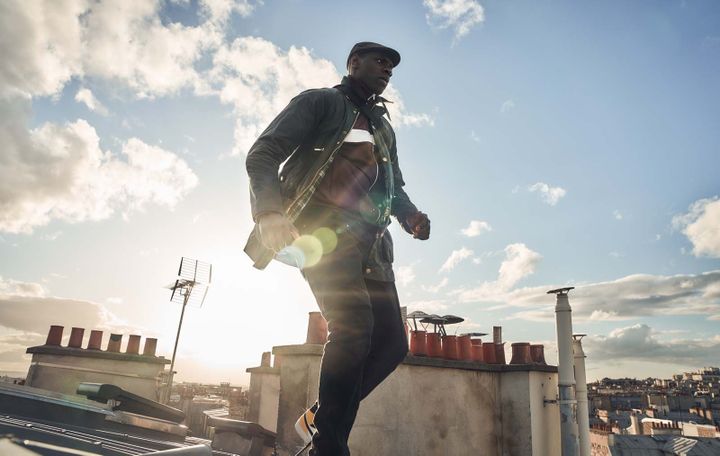 Assane Diop en fuite sur les toits de Paris (Lupin, dans l'ombre d'Arsène, Netflix)