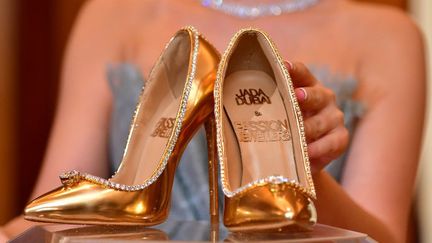 Une paire d'escarpins à 17 millions de dollars en vente à Dubaï (cuir, soie, or et diamants)
 (GIUSEPPE CACACE / AFP)