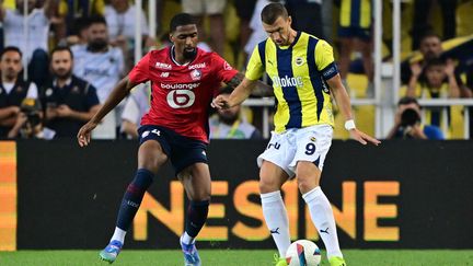 Lille's Alexsandro facing Edin Dzeko, during Fenerbahce-LOSC, on August 13, 2024 in Istanbul. (SERHAT CAGDAS / ANADOLU)