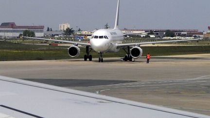 Un avion sur le tarmac de l'aéroport d'Orly. (ALEXANDRE MARCHI /NCY / MAXPPP)