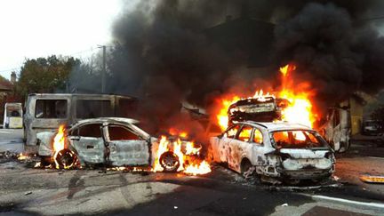 &nbsp; (Plusieurs voitures ont été brûlées et le trafic SNCF coupé à Moirans en Isère © Radio France - France Bleu Isère)