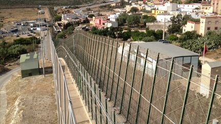 &nbsp; (Le triple grillage qui entoure Melilla © Radio France - Gaële Joly)