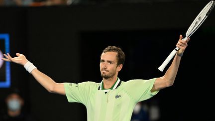 Daniil Medvedev, après le gain du deuxième set face à Rafael Nadal en finale de l'Open d'Australie, le 30 janvier 2022 à Melbourne.&nbsp; (MICHAEL ERREY / AFP)