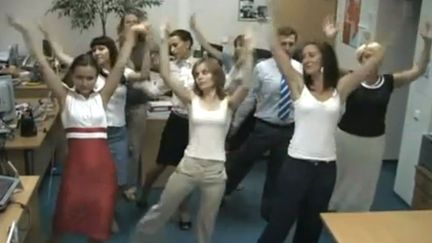 Capture d'&eacute;cran du lipdub&nbsp;des employ&eacute;s de la soci&eacute;t&eacute; russe&nbsp;EmEmEmts sur la chanson "Thriller" de Michael Jackson. (YOUTUBE / FRANCETV INFO)