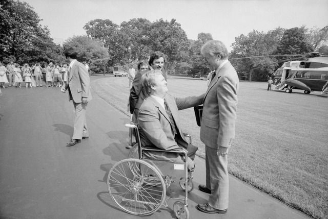 1978: Jimmy Carter salue Max Cleland. (National Archives and Records Administration http://commons.wikimedia.org/wiki/File:Jimmy_Carter_with_Max_Cleland,_-_NARA_-_180551.tif)