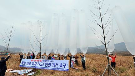 Le régime de Pyongyang impose une censure totale. En guise de représailles, il a menacé de bombarder les régions d'où sont envoyés les ballons. Mais pour l’instant, il n’a jamais mis ses menaces à exécution. (AFP PHOTO / JUNG YEON-JE)