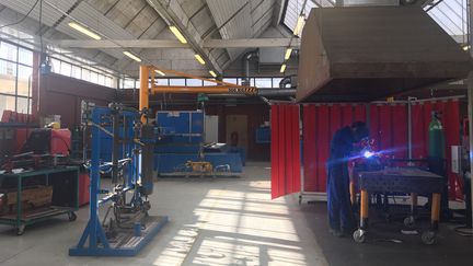 Les secondes pro chaudronnerie du lycée Eiffel, de Varennes (Seine-et-Marne), en atelier. (AUDE LAMBERT / RADIO FRANCE)