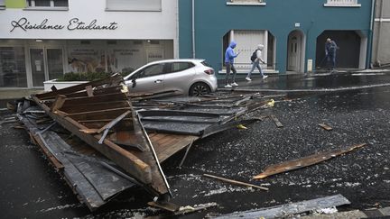 Une rue de Brest après le passage de la tempête Ciaran, le 2 novembre 2023. (DAMIEN MEYER / AFP)