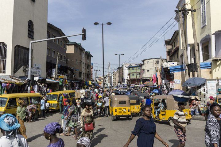 Dans les rues de Lagos, la capitale économique du Nigeria, à proximité du marché de Balogun (STEFAN HEUNIS / AFP)