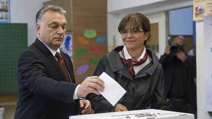 Le premier ministre hongrois Viktor Orban vote au référendum contre&nbsp;les quotas de migrants imposés par l'Union européenne, le 2 octobre 2016. (ARPAD KURUCZ / ANADOLU AGENCY)