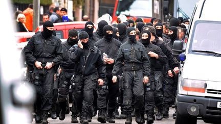 Des membres du Raid quittent les lieux apr&egrave;s avoir men&eacute; l'assault contre Mohamed Merah &agrave; Toulouse (Haute-Garonne), le 22 mars 2012. (PASCAL PAVANI / AFP)