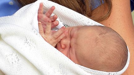 George, le b&eacute;b&eacute; de William etKate, duc et duchesse de Cambridge, &agrave; sa sortie de l'h&ocirc;pital le 23 juillet 2013 &agrave; Londres (Royaume-Uni). (JOHN STILLWELL / SIPA)