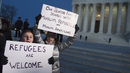 Des manifestants protestent contre le décret anti-immigration de Donald Trump, le 30 janvier 2017, devant la Cour suprême de Washington (Etats-Unis). (SAUL LOEB / AFP)