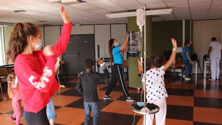 L'association "Premiers de Cordée" a sillonné la France pour proposer une activité de danse à des enfants hospitalisés. 