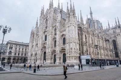 La piazza Duomo vide dans le centre de Milan. "Depuis 4/5 jours,&nbsp;les&nbsp;gens restent chez eux, choisissent des horaires où il y a le moins de personnes dans les rues pour aller faire leurs courses"&nbsp; (Bézardin)