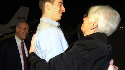 Ilan Grapel retrouve sa mère en Israël, à l'aéroport international de Tel-Aviv. (GPO / AFP)