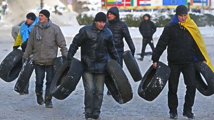 Des manifestants avec des pneus &agrave; Kiev, le 23 janvier 2014. (SERGEI GRITS / AP / SIPA)