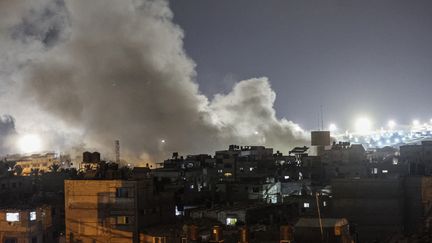 De la fumée s'échappe du site d'une frappe israélienne sur Rafah, dans le sud de la bande de Gaza, le 6 août 2022. (SAID KHATIB / AFP)