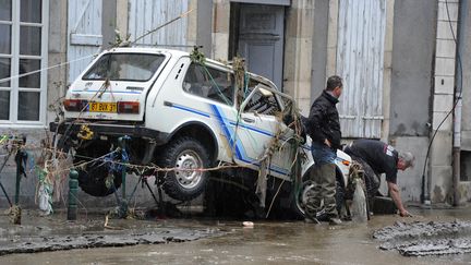 Dans le village de Saint-B&eacute;at (Haute-Garonne),&nbsp;au lendemain des inondations qui ont frapp&eacute; le d&eacute;partement, le 19 juin 2013. (PASCAL PAVANI / AFP)