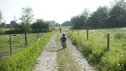 Des enfants à vélo en vacances sur un chemin de campagne. (MAXPPP)