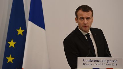 Emmanuel Macron donne une conférence de presse à Bénarès (Inde), le 12 mars 2018. (MONEY SHARMA / AFP)