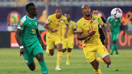 Emmanuel Imorou (à droite) lors du quart de finale de la CAN 2019 sous les couleurs du Bénin face au Sénégal de Sadio Mané (à gauche). (OMAR ZOHEIRY / DPA)