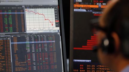 Un responsable des ventes observe&nbsp;l'évolution de l'indice CAC 40, le 24 août 2015 à Paris.&nbsp; (REGIS DUVIGNAU / REUTERS)