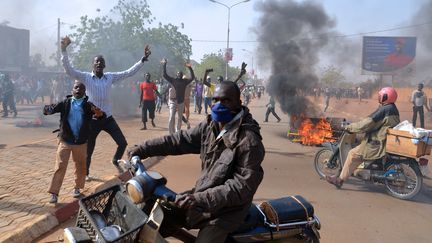 Des manifestants d&eacute;filent contre la publication d'une caricature de Mahomet dans l'hebdomadaire "Charlie Hebdo", samedi 17 janvier 2015 &agrave; NIamey&nbsp;(Niger). (BOUREIMA HAMA / AFP)