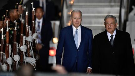 Joe Biden et son homologue Andres Manuel Lopez Obrador, le 8 janvier à Mexico. (CLAUDIO CRUZ / AFP)