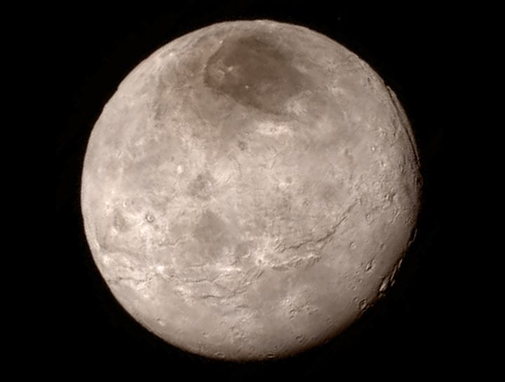 Une image de Charon, une lune de Pluton, transmise par la sonde New Horizons et diffus&eacute;e par la Nasa, le 15 juillet 2015. (NASA / JHUAPL / SWRI)