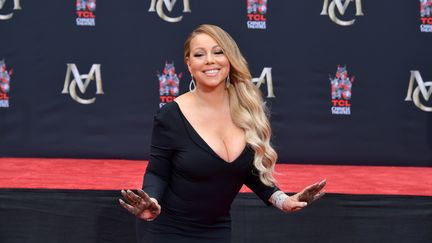 Mariah Carey pose ses empreintes devant le Chinese Theater, le 1er novembre 2017, à Hollywood (Californie). (NEILSON BARNARD / GETTY IMAGES NORTH AMERICA / AFP)