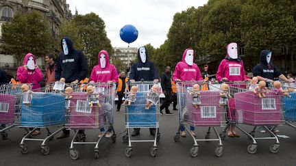 Des manifestants de la Manif pour tous, &agrave; Paris le 5 octobre 2014. (ALAIN JOCARD / AFP)