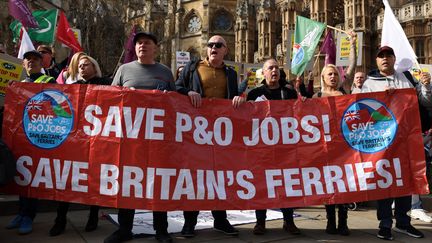 Manifestation le 21 mars 2022 à Londres (Royaume-Uni) pour protester contre le licenciement de 800 marins de P&amp;O (HOLLIE ADAMS / AFP)