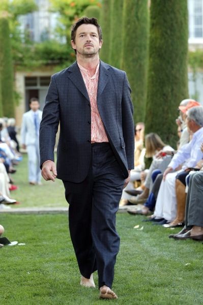 Chez John Malkovich, les mannequins défilent pieds nus dans l'herbe. 
 (SEBASTIEN NOGIER/EPA/MAXPPP)